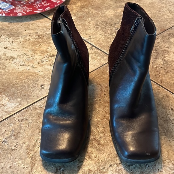 White mountain ankle boots. Brown. Very comfortable! - Picture 2 of 6